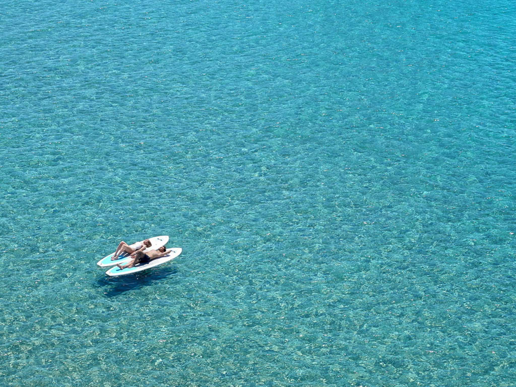 Ikos Aria All-Inklusive Luxushotel Kefalos blaues Meer Surfbretter