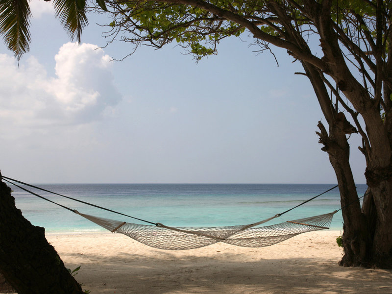 Soneva Fushi Malediven Idyllische Hängematte am Strand