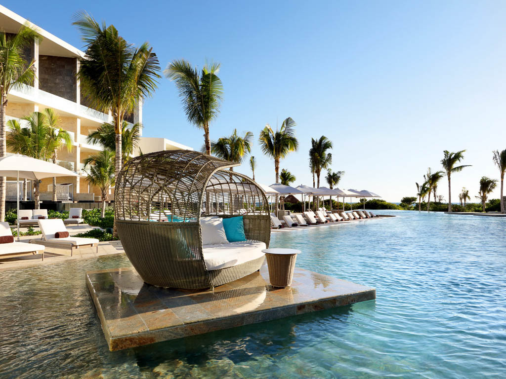TRS Coral Hotel Cancun - Liegen im Pool Costa Mujeres