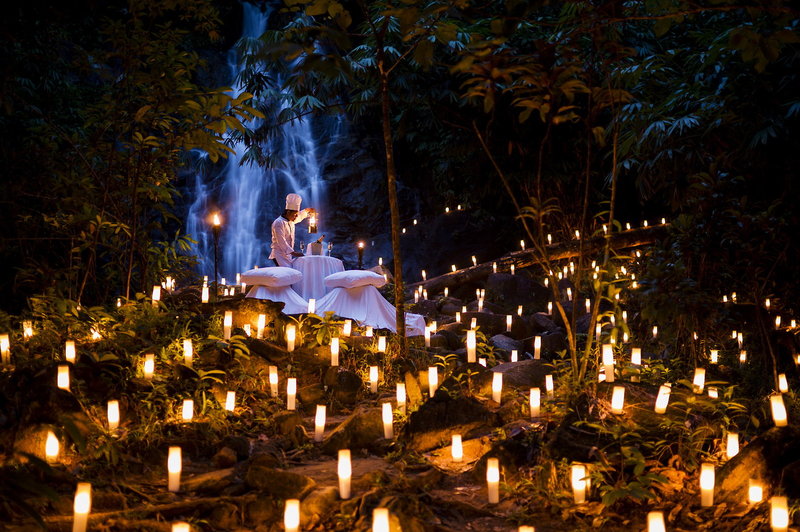 Romantisches Dinner am Wasserfall