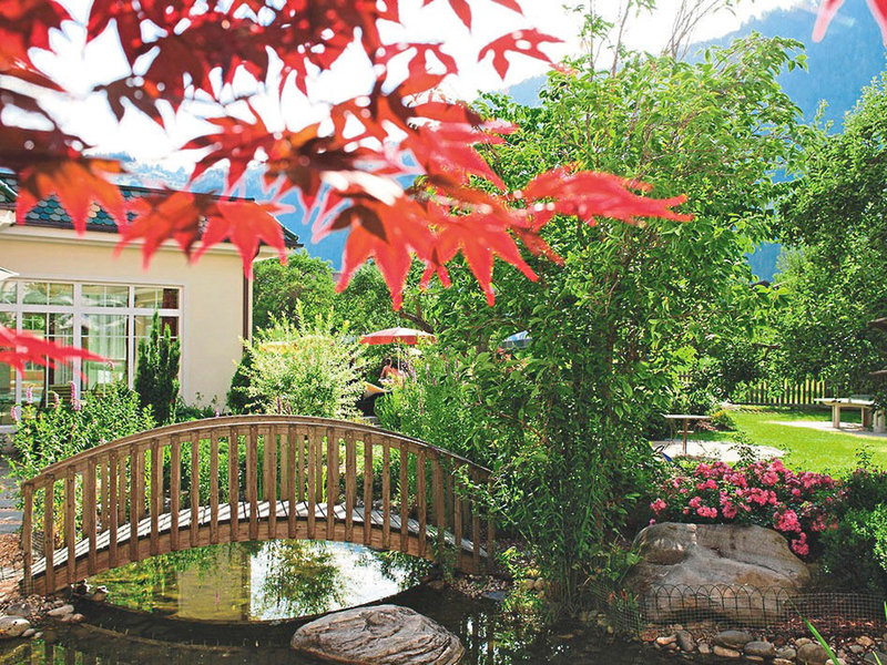Linde Gartenhotel Tirol Brücke im Garten