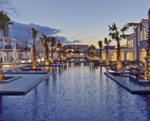 Anemos Luxury Grand Resort Kreta Der Aussenpool in der Dämmerung