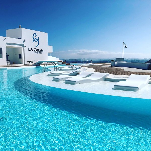La Cala Suites Lanzarote - Am kristallklaren Pool