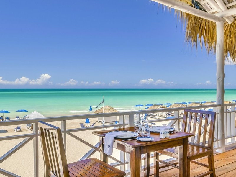 Speisen am Strand mit Blick auf die Karibik