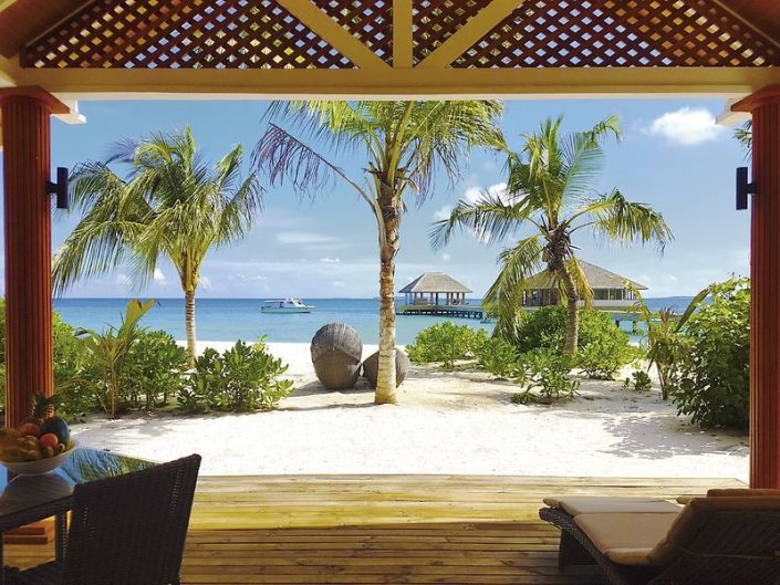 Kudafushi Resort Malediven - Wohnbeispiel mit viel Blick auf den Strand und den Ozean
