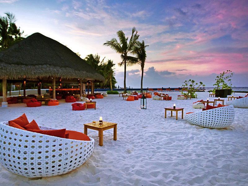 Kuramathi Island Resort Malediven - An derStrandbar am Abend