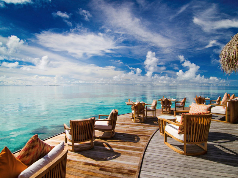 Mirihi Island Resort Malediven - An der Bar den Ozean geniessen