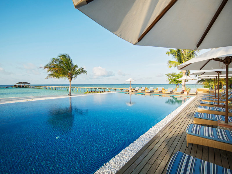 ROBINSON Noonu Malediven - Am Pool entspannen