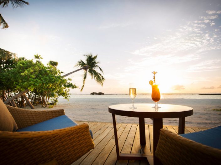 ROBINSON Noonu Malediven - Ein Drink am Abend als Sundowner zum Ozean