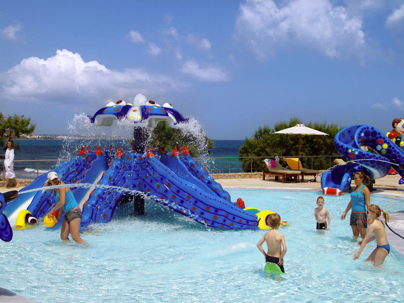 Ikaros Beach 5-Sterne Luxury Resort & Spa - Kinderspass im Wasser
