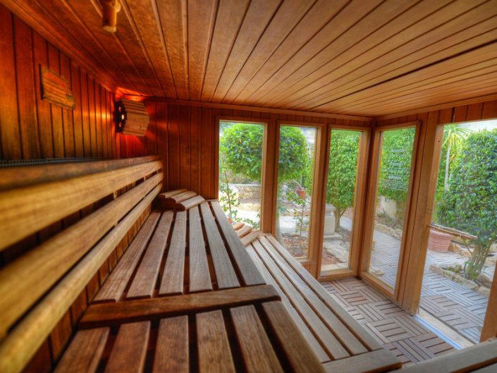 In der Sauna mit Gartenblick
