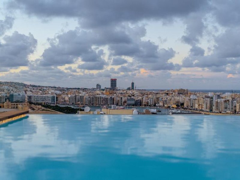Blick aus dem Pool auf der Dachterrasse auf Valletta