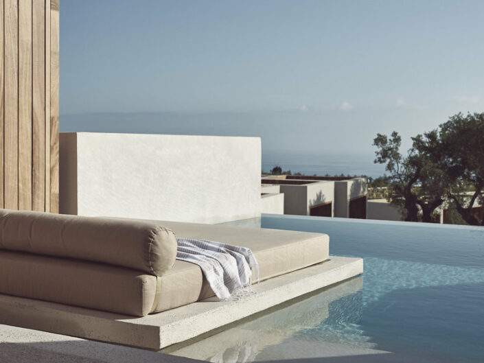 Olea All Suite Zakynthos - Private Pool Relaxliege mit Blick über das Meer