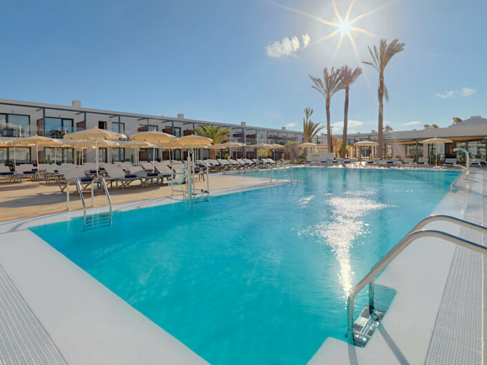 H10 Ocean Dreams Fuerteventura - Wunderbare Sonne über dem Pool im ganzjährigen Urlaubsziel