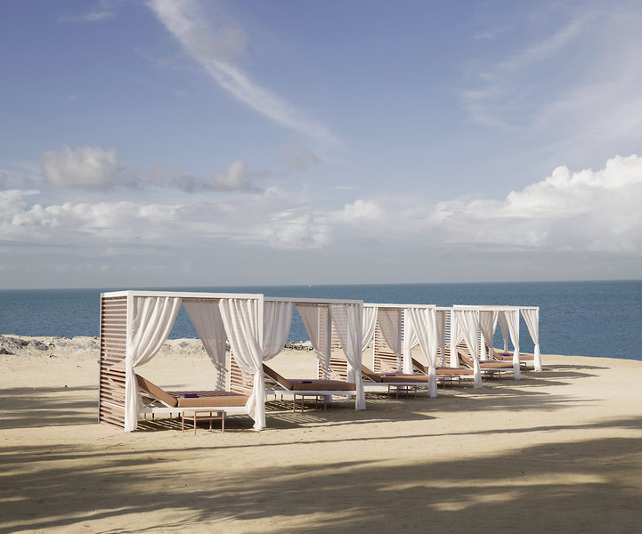 Caesars Resort Bluewaters Dubai - Double Relax Sunbeds am Strand