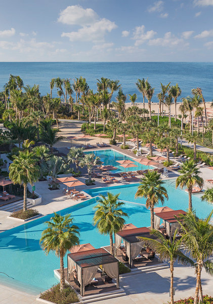 Caesars Resort Bluewaters Dubai - Unter Palmen in der Anlage entspannen