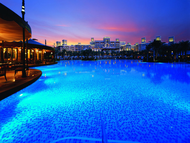 Madinat Jumeirah Resort Dubai - Wundervolle Farben bei Nacht im Resortpool