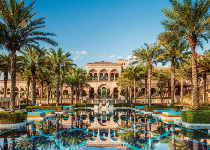 One&Only The Palm Dubai - Blick über den Pool auf das Hauptgebäude