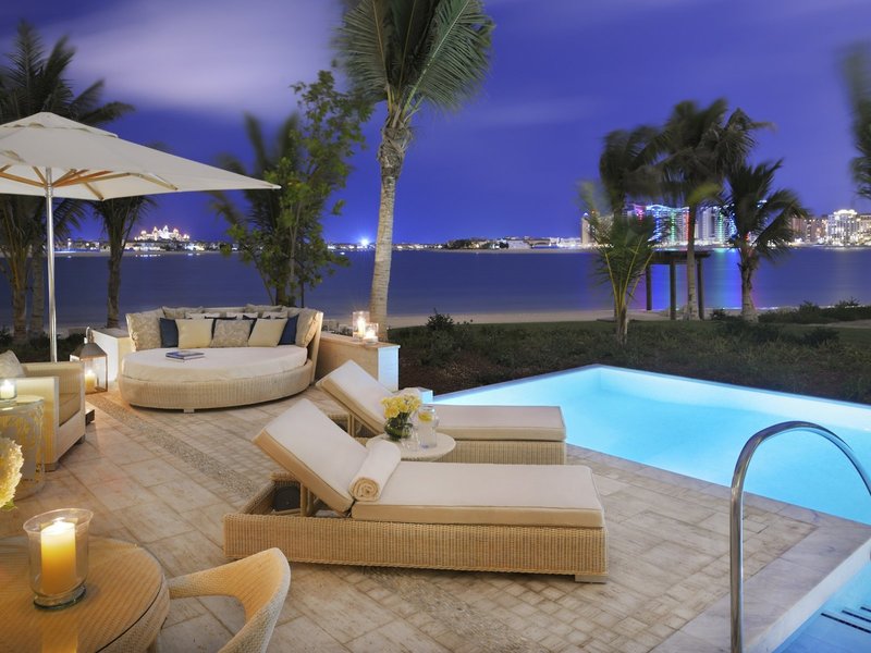 One&Only The Palm Dubai - Wohnbeispiel mit private Pool am Abend geniessen