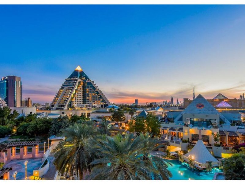 Luxushotel Raffles Dubai - Abendstimmung über Dubai mit Blick auf das Raffles