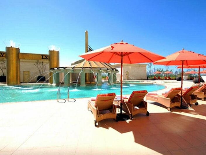 Luxushotel Raffles Dubai - Am Pool entspannen