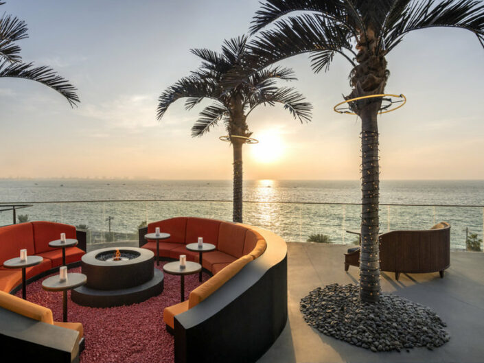 W Dubai Luxushotel - An der Bar im Sonnenuntergang über dem Golf