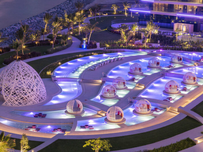 W Dubai Luxushotel - Die Relaxinseln am Pool am Abend