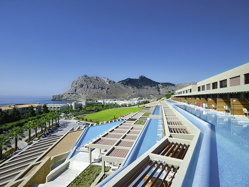Gut zu sehen die Swimup Pool Terrassen mit dem Blick aufs Meer