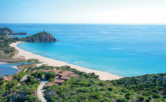 Chia Laguna Resort Sardinien - Blick auf die Bucht und den Strand