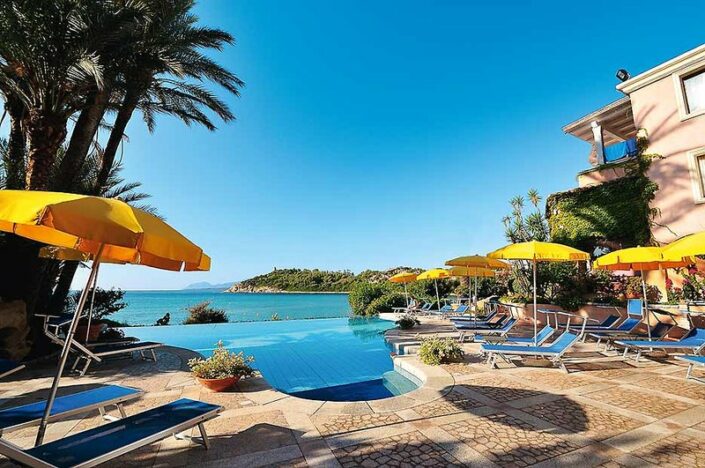La Bitta Sardinien - Hotel, Pool und Mittelmeer auf einen Blick