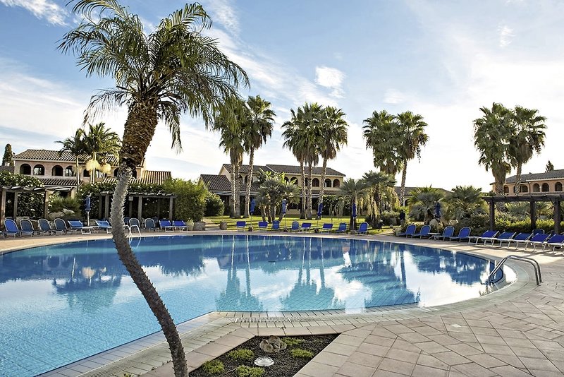 Lantana Resort Sardinien - Am Pool entspannen