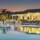 Lantana Resort Sardinien - Blick über den Pool zum Restaurant zur Dinnertime
