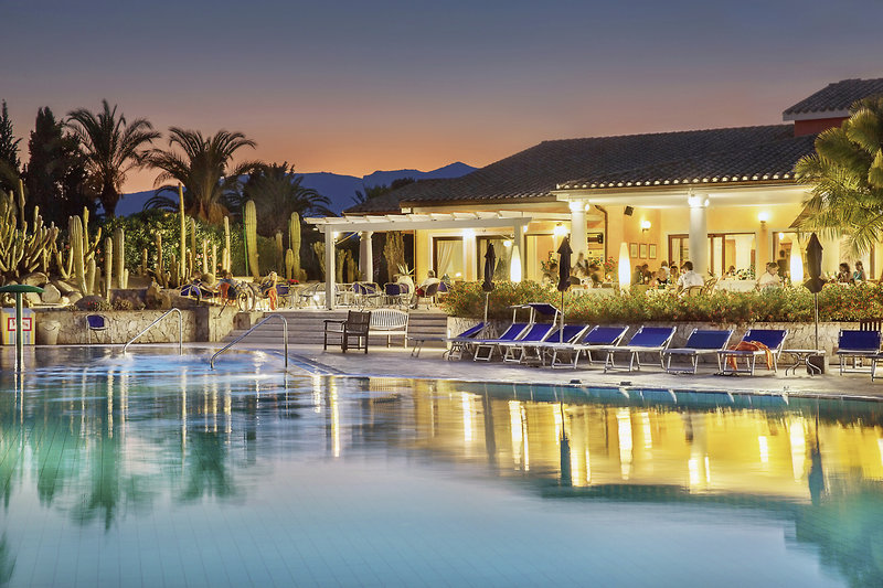 Lantana Resort Sardinien - Blick über den Pool zum Restaurant zur Dinnertime