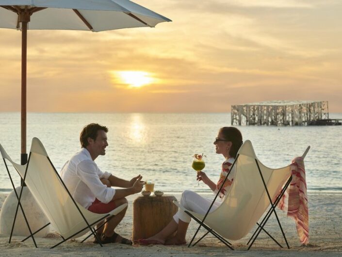 Fairmont Maldives Urlaub - Sundowner am Strand geniessen