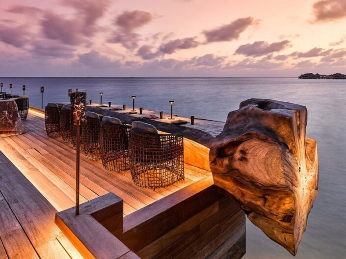 Joali Maldives Luxusresort - Die Bar über dem Meer