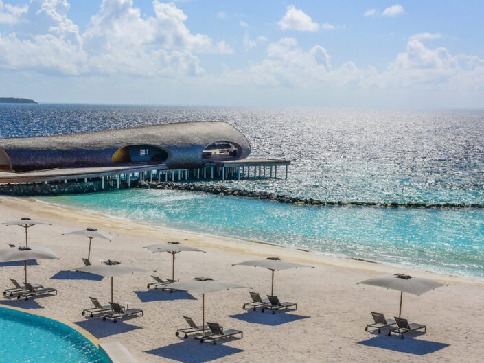 St Regis Resort Malediven - Über den Strand und den Ozean blicken