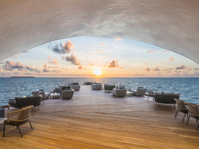St Regis Resort Malediven - In der Bar bei Sonnenuntergang