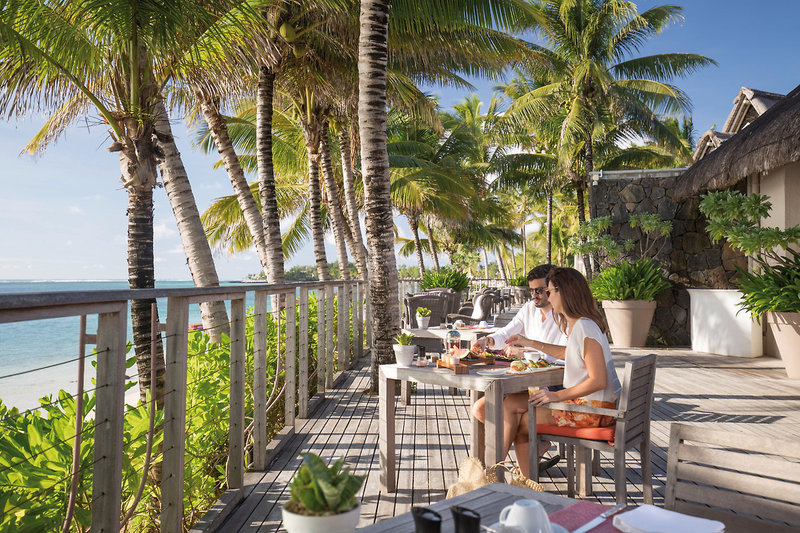 LUX Belle Mare Mauritius - Beim Frühstück unter blauem Himmel auf der Terrasse mit Blick auf den Ozean