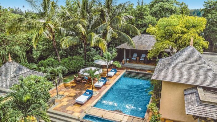 Blick auf eine Villa mit private Pool