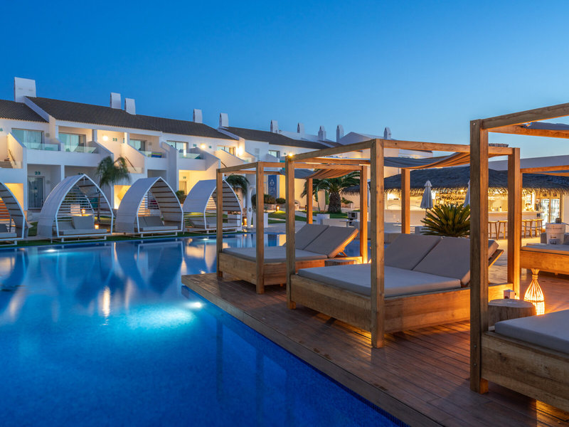Lago Resort Menorca Erwachsenenurlaub - Die Double Relax Betten am Pool am Abend
