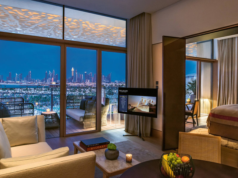 BULGARI Luxusresort Dubai - Abends, in der eigenen Suite mit Dubais Skyline