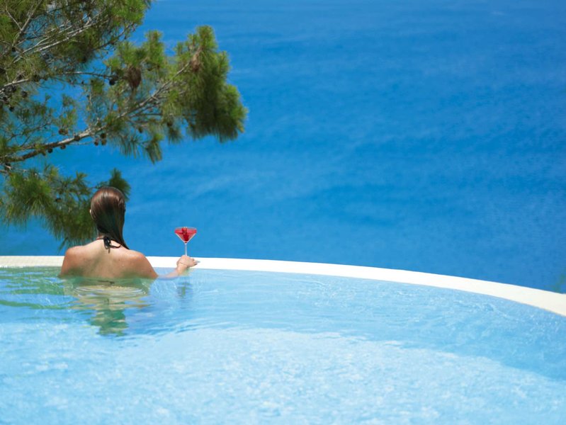 Lindos Blu Luxury Rhodos - Ein Drink im Pool
