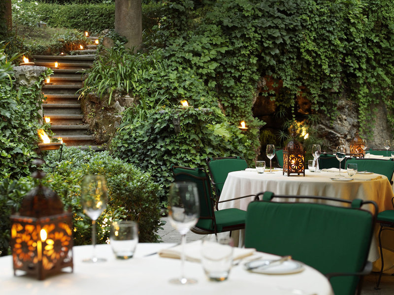 Rocco Forte Hotel Rom - Abends beim Garten Dinner