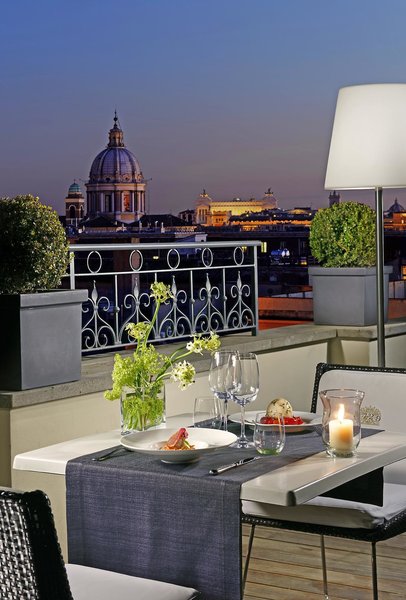 First Roma Arte Stadthotel - Dinnertime auf der Dachterrasse