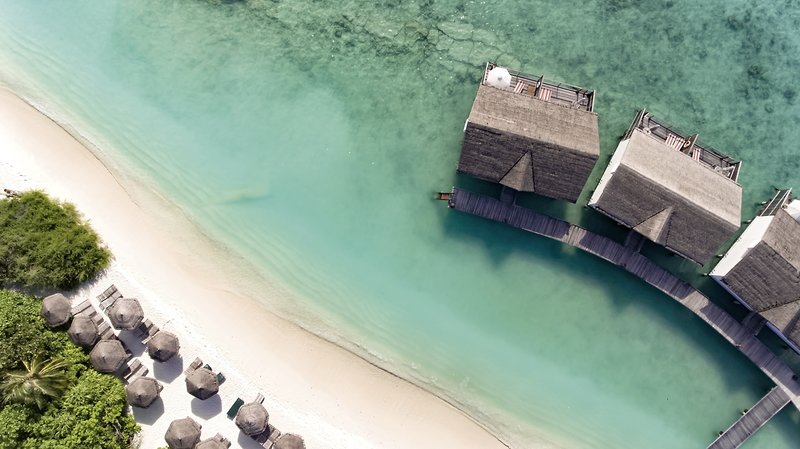 Reethi Beach Resort Malediven - Aus der Vogelperspektive auf die Wasservillen schauen