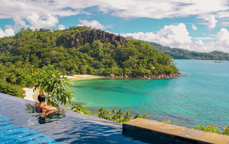 Anantara MAIA Seychelles Mahe Villas - Vom Infinitypool auf den Ozean schauen