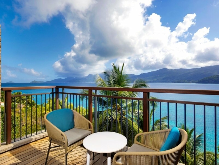 Auf dem Balkon unter dem Seychellen Himmel entspannen