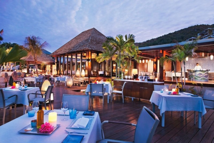 Raffles Seychelles Praslin - Abends beim Dinner auf der Restaurant Terrasse
