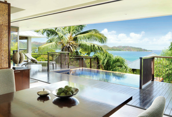 Wohnbeispiel mit tollem Ausblick über Terrasse und private Pool