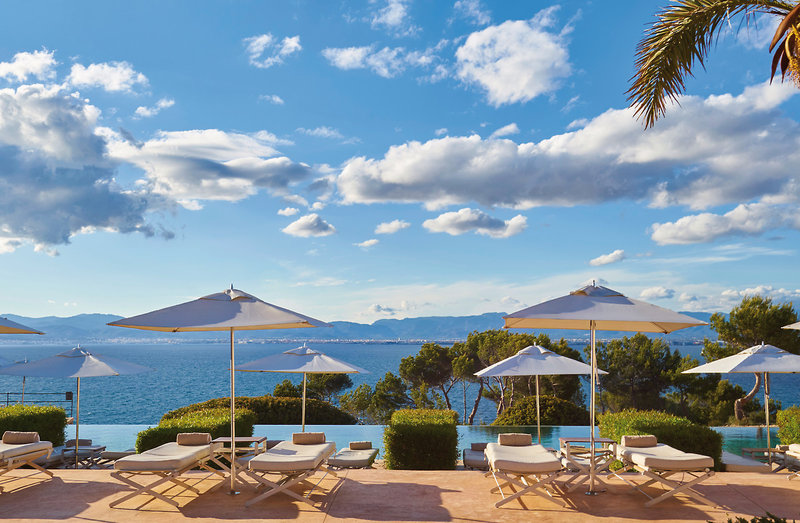 Cap Rocat Mallorca - Sonnenbaden mit Blick auf Meer, Himmel und Wolken